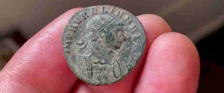 Römische Münzen aus 2000 Jahren, die auf einem Feld in Littleborough gefunden wurden, verbleiben im Bezirk Rochdale